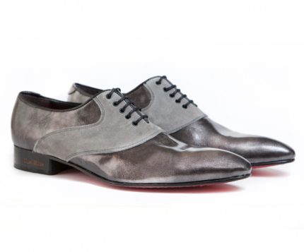 Zapato gris elegante en piel